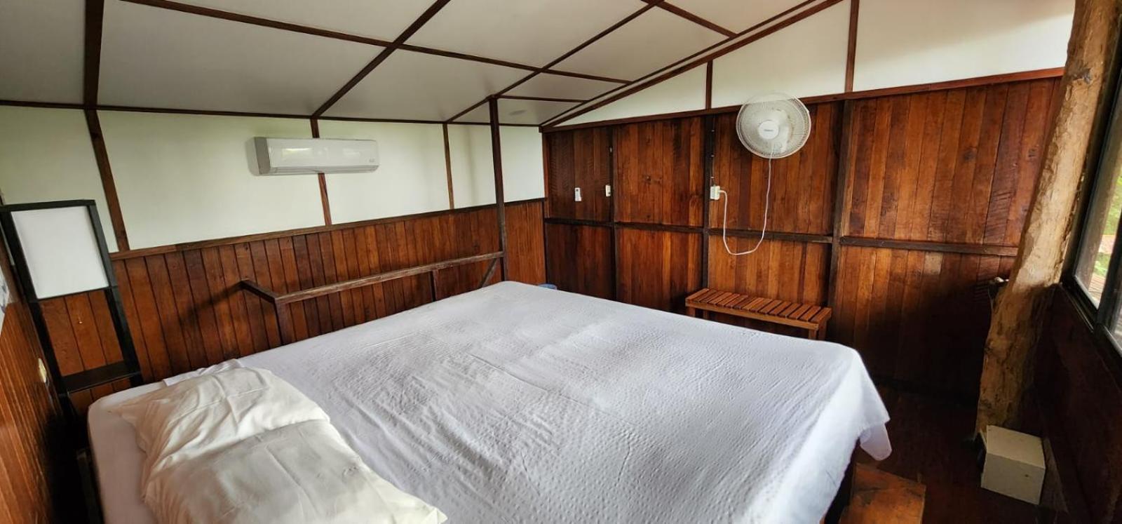 Hostel Plinio Manuel Antonio Bagian luar foto
