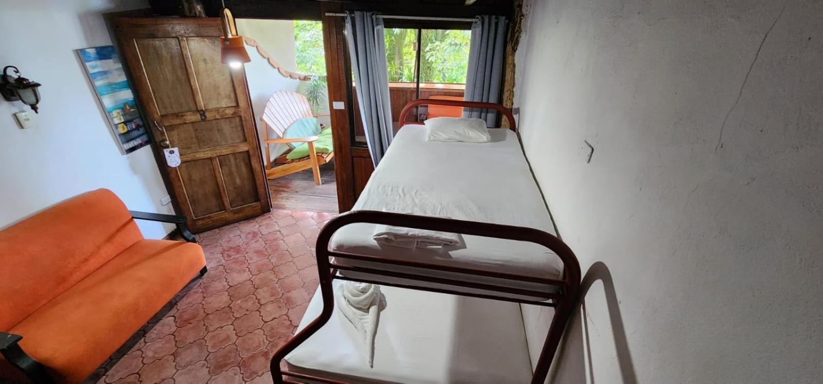 Hostel Plinio Manuel Antonio Bagian luar foto